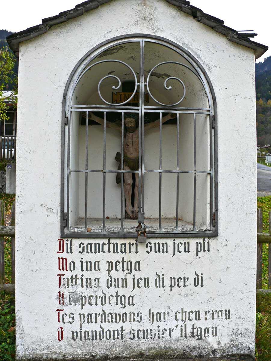 Bildstock vor der Kirche